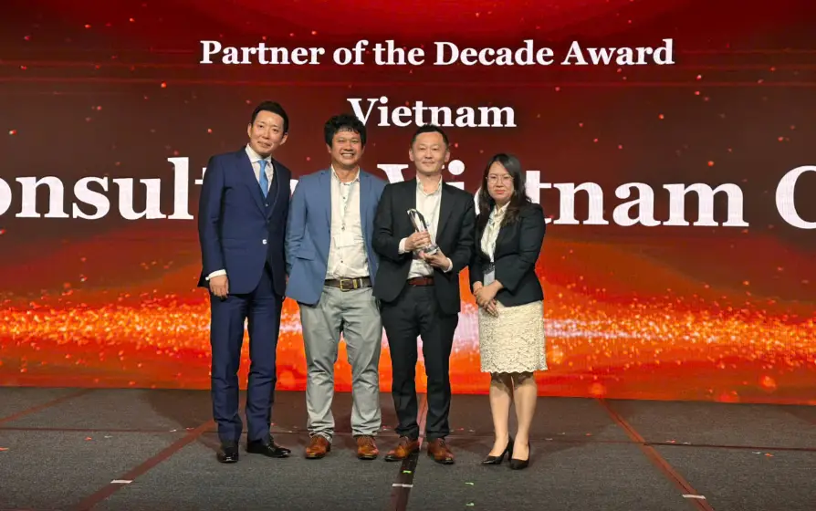 日本M&Aセンター竹内社長とES Consulting Vietnamの記念撮影1